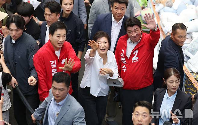 [대구=뉴시스] 이무열 기자 = 박근혜 전 대통령이 31일 대구 중구 서문시장에서 김문수 국민의힘 대선 후보 지원 유세를 하고 있다. 2025.05.31. lmy@newsis.com
