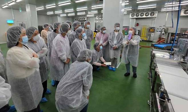 [서울=뉴시스] 한국식품안전관리인증원 경인지원은 지난 29일 인천시 식품산업육성지원센터와 협력해 인천 지역의 중소 식품제조업체 25개소를 대상으로 스마트 해썹 현장 견학 프로그램을 운영했다고 31일 밝혔다. (사진=해썹인증원 제공) 2025.05.30. photo@newsis.com *재판매 및 DB 금지