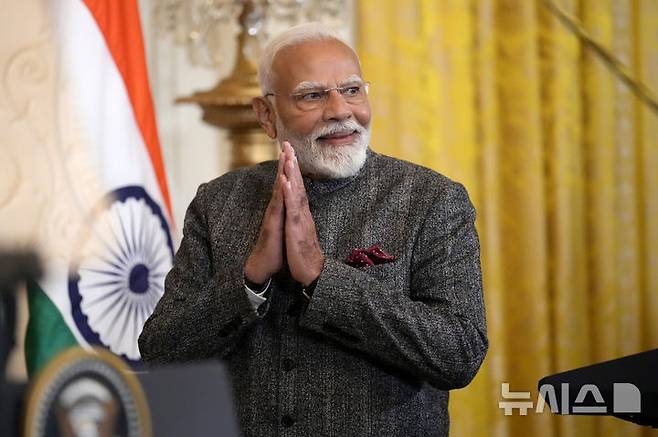 [워싱턴=AP/뉴시스] 나렌드라 모디 인도 총리가 지난 2월13일(현지 시간) 미국 워싱턴DC 백악관 이스트룸에서 도널드 트럼프 미국 대통령과 함께 기자회견을 하기 위해 도착하고 있다. 2025.05.31.