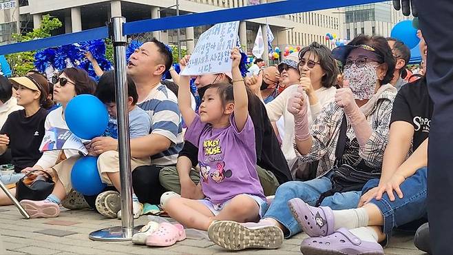 [세종=뉴시스] 송승화 기자 =  31일 세종시 나성동 '나무그늘광장'에서 이재명 더불어민주당 대통령 후보를 한 유치원생이 손수 만들 손팻말을 들고 환호하고 있다. 2025.5.31. ssong1007@newsis.com *재판매 및 DB 금지