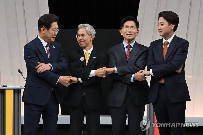 (서울=연합뉴스) 더불어민주당 이재명·민주노동당 권영국·국민의힘 김문수·개혁신당 이준석 대선 후보가 27일 서울 마포구 상암동 MBC 스튜디오에서 진행된 정치 분야 TV토론회에 앞서 포즈를 취하고 있다. 2025.5.27 [국회사진기자단] photo@yna.co.kr 연합뉴스