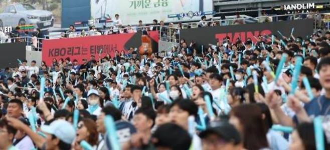 62일 만에 재개장한 경남 창원 NC 파크에 입장한 팬들이 한화 경기를 관전하고 있다. 연합뉴스