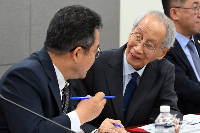 더불어민주당 윤여준 상임총괄선거대책위원장. 윤창원 기자