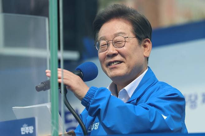 더불어민주당 이재명 대선 후보가 선거를 사흘 앞둔 31일 '캐스팅 보터'로 꼽히는 충북의 청주시 오창프라자 앞 광장에서 열린 집중유세에서 시민들에게 지지를 호소하고 있다. 연합뉴스