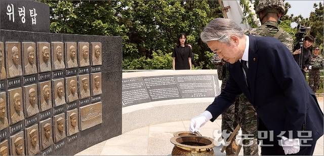 강호동 농협중앙회장이 농협 임직원들과 5월30일 인천 옹진군 백령도 해병 제6여단을 위문한 데 이어 ‘천안함 46용사 위령탑’을 찾아 분향하고 있다.