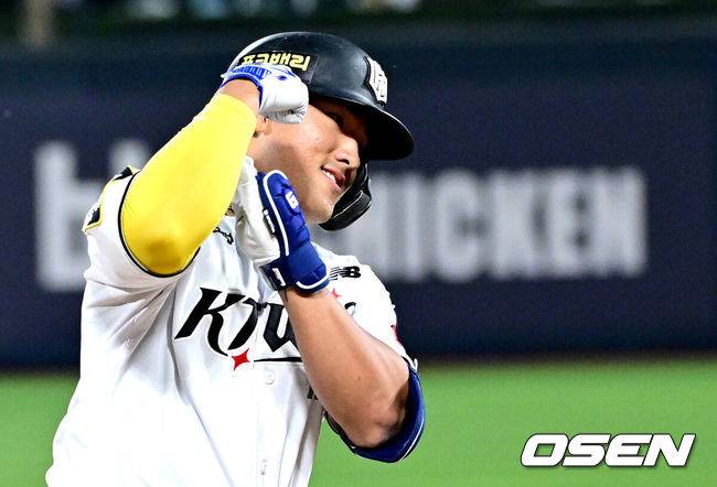 [OSEN=수원, 최규한 기자] 30일 수원 KT위즈파크에서 ‘2025 신한 SOL Bank KBO리그’ KT 위즈와 KIA 타이거즈의 경기가 열렸다.홈팀 KT는 헤이수스, 방문팀 KIA는 김도현을 선발로 내세웠다.5회말 무사 선두타자로 나선 KT 안현민이 달아나는 중월 솔로포를 날리고 그라운드를 돌며 기뻐하고 있다. 2025.05.30 / dreamer@osen.co.kr