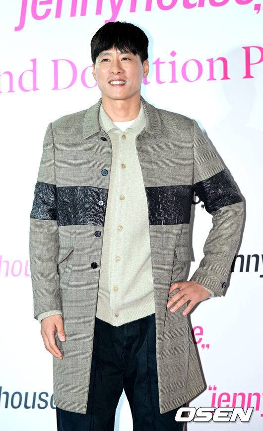 [OSEN=최규한 기자] 5일 오후 서울 청담동 제니하우스 청담힐에서 자선 기부 파티가 열렸다.전 농구선수 우지원이 행사에 참석해 포즈를 취하고 있다. 2023.12.05 / dreamer@osen.co.kr