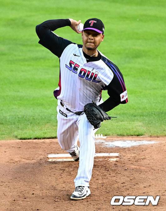 [OSEN=잠실, 지형준 기자] 30일 오후 서울 잠실구장에서 ‘2025 신한 SOL Bank KBO리그’ LG 트윈스와 삼성 라이온즈의 경기가 열렸다.이날 LG는 엘리에이저 에르난데스, 삼성은 이승현을 선발투수로 내세웠다.2회 LG 에르난데스가 역투하고 있다. 2025.05.30 /jpnews@osen.co.kr