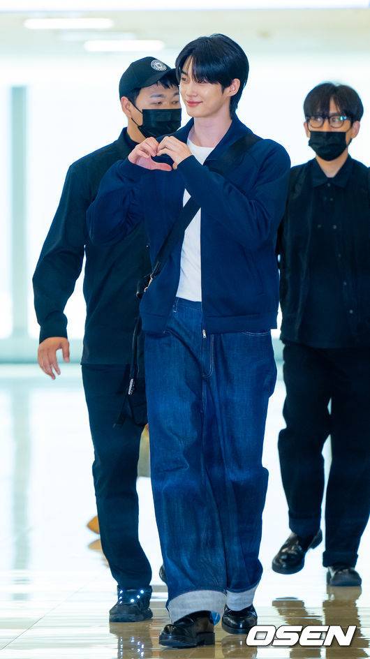 [OSEN=김포공항, 민경훈 기자] 배우 변우석이 28일 김포공항을 통해 일본 도쿄로 출국했다. 변우석은 일본 K아레나 요코하마에서 열리는 '제2회 아시아 스타 엔터테이너 어워즈'(ASEA 2025)에 참석한다.변우석이 입장하며 포즈를 취하고 있다. 2025.05.28 / rumi@osen.co.kr