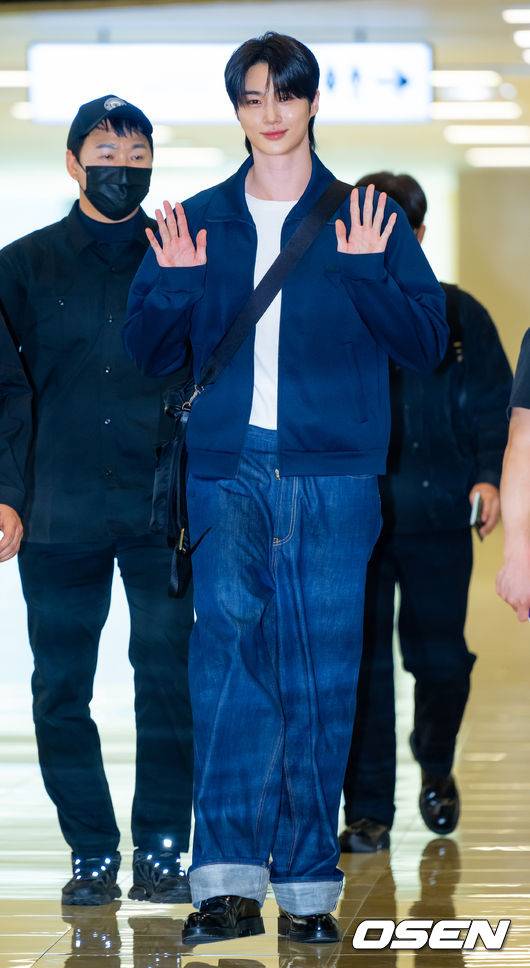 [OSEN=김포공항, 민경훈 기자] 배우 변우석이 28일 김포공항을 통해 일본 도쿄로 출국했다. 변우석은 일본 K아레나 요코하마에서 열리는 '제2회 아시아 스타 엔터테이너 어워즈'(ASEA 2025)에 참석한다.변우석이 입장하며 포즈를 취하고 있다. 2025.05.28 / rumi@osen.co.kr