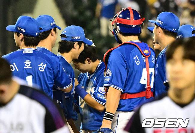 경기를 마치고 삼성 강민호가 9회 치명적인 실책을 저지른 박승규에게 로진을 던지며 장난을 치고 있다.