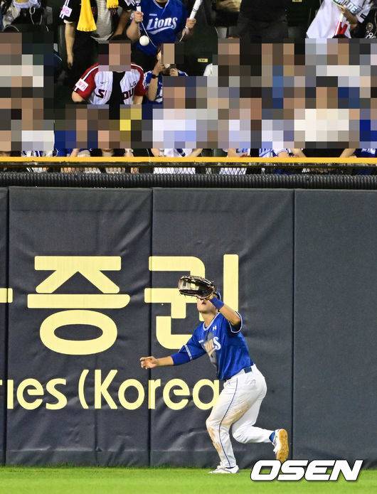 9회말 2사 1,2루 LG 김현수의 플라이 타구 잡으며 마지막 아웃카운트 처리하는 박승규.