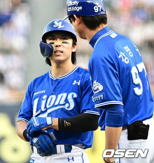 [OSEN=잠실, 지형준 기자] 30일 오후 서울 잠실구장에서 ‘2025 신한 SOL Bank KBO리그’ LG 트윈스와 삼성 라이온즈의 경기가 열렸다.이날 LG는 엘리에이저 에르난데스, 삼성은 이승현을 선발투수로 내세웠다.3회초 2사 1루에서 삼성 김성윤이 중전 안타를 날리고 강명구 코치와 이야기를 나누고 있다. 2025.05.30 /jpnews@osen.co.kr