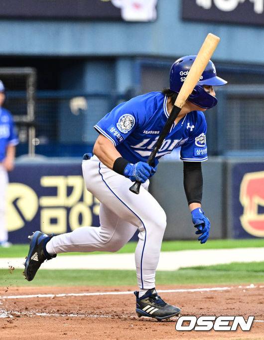 [OSEN=잠실, 지형준 기자] 30일 오후 서울 잠실구장에서 ‘2025 신한 SOL Bank KBO리그’ LG 트윈스와 삼성 라이온즈의 경기가 열렸다.이날 LG는 엘리에이저 에르난데스, 삼성은 이승현을 선발투수로 내세웠다.3회초 2사 1루에서 삼성 김성윤이 중전 안타를 날리고 1루로 향하고 있다. 2025.05.30 /jpnews@osen.co.kr