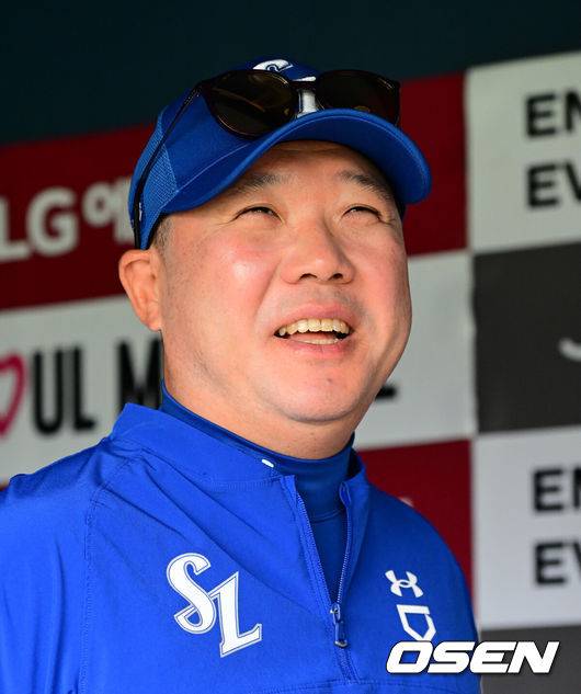 [OSEN=잠실, 지형준 기자] 31일 오후 서울 잠실구장에서 ‘2025 신한 SOL Bank KBO리그’ LG 트윈스와 삼성 라이온즈의 경기가 열렸다.이날 LG는 치리노스, 삼성은 원태인을 선발투수로 내세웠다.경기에 앞서 삼성 박진만 감독이 취재진과 이야기를 나누고 있다. 2025.05.31 /jpnews@osen.co.kr