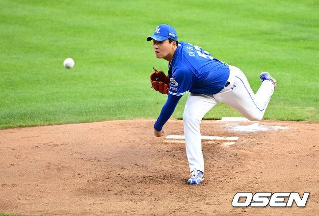 [OSEN=잠실, 지형준 기자] 30일 오후 서울 잠실구장에서 ‘2025 신한 SOL Bank KBO리그’ LG 트윈스와 삼성 라이온즈의 경기가 열렸다.이날 LG는 엘리에이저 에르난데스, 삼성은 이승현을 선발투수로 내세웠다.2회 삼성 이승현이 역투하고 있다. 2025.05.30 /jpnews@osen.co.kr