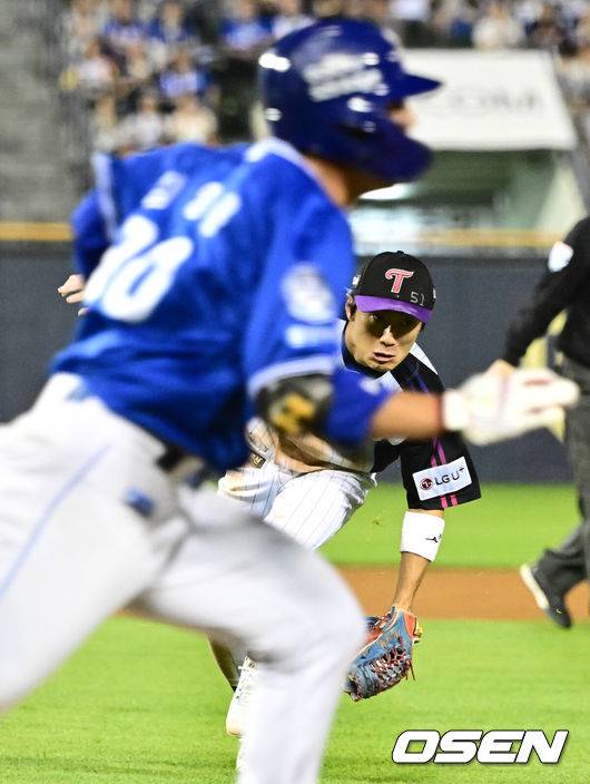 [OSEN=잠실, 지형준 기자] 30일 오후 서울 잠실구장에서 ‘2025 신한 SOL Bank KBO리그’ LG 트윈스와 삼성 라이온즈의 경기가 열렸다.이날 LG는 엘리에이저 에르난데스, 삼성은 이승현을 선발투수로 내세웠다.7회초 무사 1루에서 LG 신민재가 삼성 김영웅의 기습번트에 글러브 토스를 시도하고 있다. 김영웅은 세이프. 2025.05.30 /jpnews@osen.co.kr