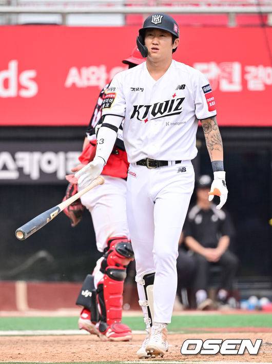 [OSEN=수원, 박준형 기자] 31일 오후 수원 KT 위즈 파크에서 ‘2025 신한 SOL BANK KBO리그’ KT 위즈와 KIA 타이거즈의 경기가 진행됐다.이날 선발투수로 KT는 소형준을, KIA는 윤영철을 선발투수로 내세웠다.7회말 1사 KT 김민혁이 볼넷으로 출루하고 있다.   2025.05.31   / soul1014@osen.co.kr