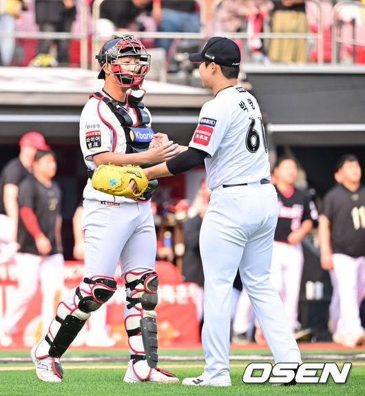 [OSEN=수원, 박준형 기자] 팽팽한 투수전의 승자는 8회를 약속의 이닝으로 만든 KT였다.&nbsp;프로야구 KT 위즈는 31일 수원KT위즈파크에서 열린 2025 신한 SOL뱅크 KBO리그 KIA 타이거즈와의 시즌 8차전에서 5-1로 승리했다. KT는 3연승을 질주하며 주말 3연전 위닝시리즈를 조기 확보했다. 시즌 30승 3무 25패. 지난 17~18일(더블헤더 포함) 잠실 LG 트윈스전부터 5연속 위닝시리즈에 성공했다. 반면 2연패에 빠진 KIA는 26승 1무 28패가 됐다.&nbsp;경기종료 후 KT 조대현 포수와 박영현 투수가 승리의 기쁨을 나누고 있다.  2025.05.31   /