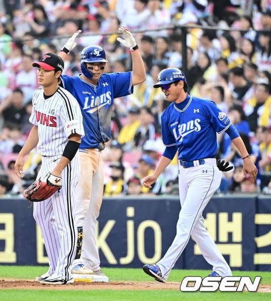 [OSEN=잠실, 지형준 기자] 31일 오후 서울 잠실구장에서 ‘2025 신한 SOL Bank KBO리그’ LG 트윈스와 삼성 라이온즈의 경기가 열렸다.이날 LG는 치리노스, 삼성은 원태인을 선발투수로 내세웠다.6회초 2사 1,3루에서 삼성 김영웅이 1타점 좌중간 적시타를 날리며 기뻐하고 있다. 2025.05.31 /jpnews@osen.co.kr