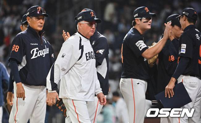 [OSEN=창원, 이석우 기자] 30일 창원NC파크에서 2025 신한 SOL 뱅크 KBO 리그 NC 다이노스와 한화 이글스의 경기가 열렸다. 홈팀 NC는 라일리가, 방문팀 한화는 류현진이 선발 출전했다. 한화 이글스 김경문 감독이 NC 다이노스에 7-1로 승리한 후 팬들에게 인사를 마치고 더그아웃으로 들어가고 있다. 2025.05.30 / foto0307@osen.co.kr