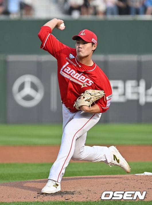 [OSEN=부산, 이석우 기자] 31일 부산 사직야구장에서 2025 신한 SOL 뱅크 KBO 리그 롯데 자이언츠와 SSG 랜더스의 경기가 열렸다. 홈팀 롯데는 나균안이, 방문팀 SSG는 전영준이 선발 출전했다.SSG 랜더스 선발 투수 전영준이 역투하고 있다. 2025.05.31 / foto0307@osen.co.kr