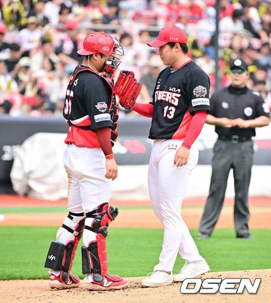 [OSEN=수원, 박준형 기자] 31일 오후 수원 KT 위즈 파크에서 ‘2025 신한 SOL BANK KBO리그’ KT 위즈와 KIA 타이거즈의 경기가 진행됐다.이날 선발투수로 KT는 소형준을, KIA는 윤영철을 선발투수로 내세웠다.2회말 계속되는 볼넷에 KIA 한준수 포수가 마운드에 올라 윤영철 선발투수와 이야기를 나누고 있다. 2025.05.31   / soul1014@osen.co.kr