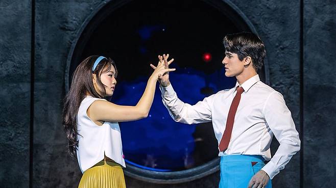 박천휴 작가·윌 애런슨 작곡가 작품으로 미국 뉴욕 브로드웨이에서 공연 중인&nbsp;‘어쩌면 해피엔딩’의 한 장면.&nbsp;인간을 대신해 외로움을 달래주는 구형 로봇 ‘올리버’와 ‘클레어’가 만나 사랑과 이별, 감정을 경험하며 진짜 인간처럼 변화해가는 과정을 감동적으로 보여준다. NHN링크 제공