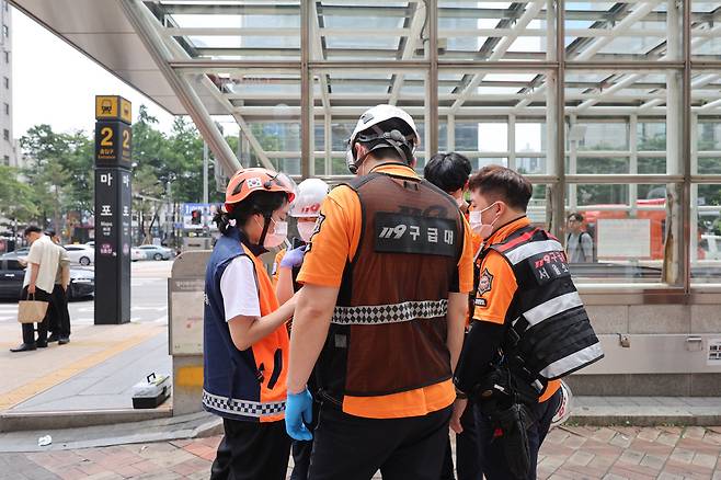 31일 방화로 인해 열차 운행이 한때 중지된 서울 지하철 5호선 마포역 인근에서 구급대원들이 상황을 정리하고 있다. 이날 오전 8시 43분께 5호선 여의나루역∼마포역 사이 지하철 내에서 방화로 인한 화재가 발생했다.연합뉴스