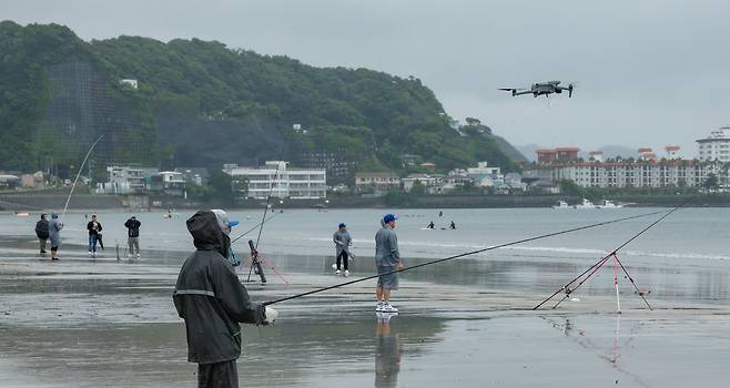 31일 일본 카나가와현 가마쿠라시 에노시마섬 일원 자이모쿠자 해변에서 열린 '2025 세계드론낚시대회 in Japan'에서 참가자들이 드론 낚시를 하고 있다.