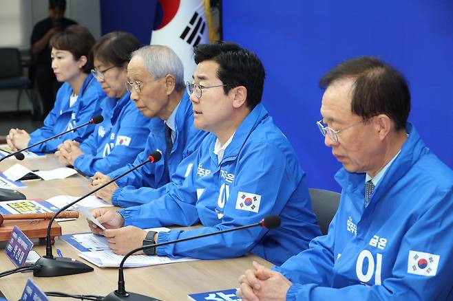 박찬대 더불어민주당 상임총괄선거대책위원장이 30일 오전 서울 여의도 중앙당사에서 열린 중앙선거대책위원회의에서 발언을 하고 있다. 뉴시스