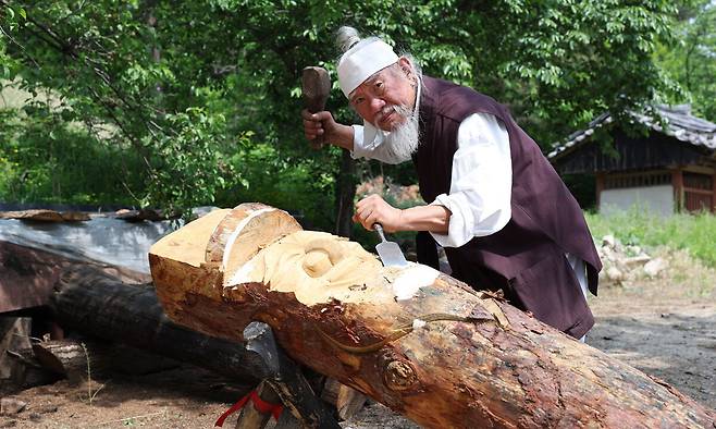 장승 명인1 김종흥(70) 장승 명인이 그의 작업장인 ‘목석원’에서 장승을 깎고 있다.