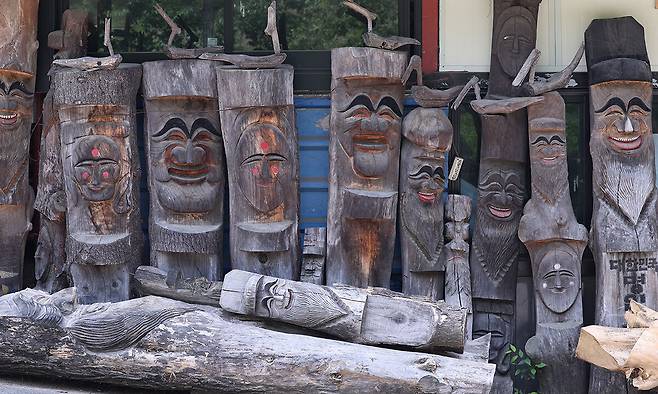 ‘목석원’에 전시된 다양한 얼굴을 가진 장승들