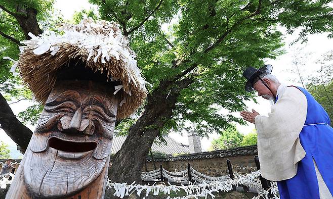 국신당 앞에서 기도를 하고 있는 김 명인