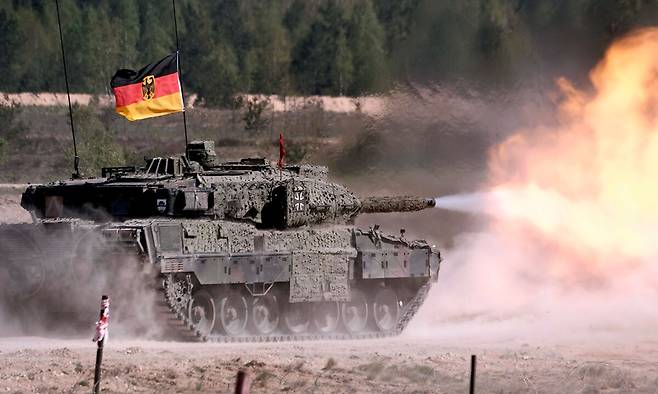 지난해 5월 라트비아의 아다지 군사 기지에서 훈련 중인 독일 주력전차 레오파드Ⅱ A7. 아다지=EPA연합뉴스