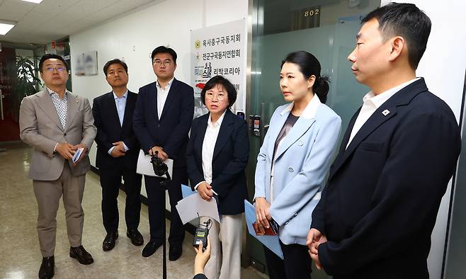 정준호 더불어민주당 중앙선거대책위원회 신속대응단 부단장을 비롯한 의원들이 31일 서울 종로구 '자손군(댓글로 나라를 구하는 자유손가락 군대)'이라는 댓글 조작팀을 만들어 여론 조작에 가담했다는 의혹을 받고 있는 보수 단체 리박스쿨을 방문해 기자회견을 하고 있다. 뉴시스