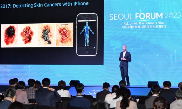 서배스천 스런 스탠퍼드대 교수가 28일 서울 중구 신라호텔에서 열린 ‘서울포럼 2025’ 특별 강연을 통해 인공지능(AI) 산업의 미래에 대해 발표하고 있다. 성형주 기자