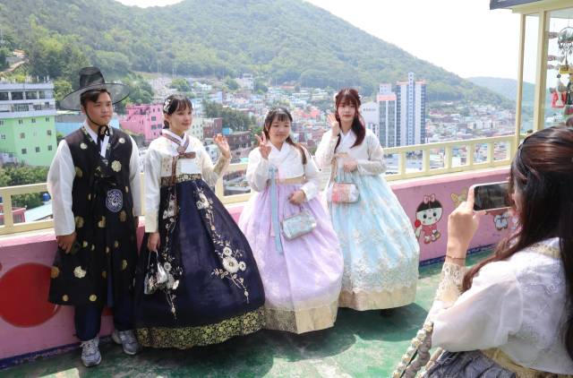 26일 부산 사하구 감천마을을 찾은 외국인 관광객이 한복을 입고 기념 촬영을 하고 있다. 연합뉴스