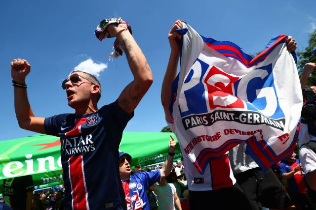 PSG 팬들이 PSG와 인터밀란의 결승전이 열리는 독일 뮌헨의 팬존에서 PSG 깃발를 흔들고 있다. EPA연합뉴스