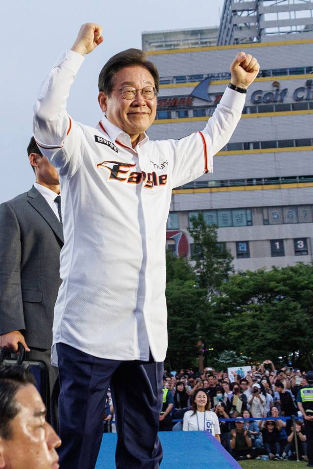 이재명 더불어민주당 대선 후보가 대선을 사흘 앞둔 31일 대전시청 앞에서 유권자들에게 지지를 호소하고 있다. 대전=오승현 기자