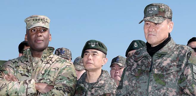 3월6일 김명수 합참의장(오른쪽)과 제이비어 브런슨 한미연합군사령관이 경기 포천시 승진훈련장에서 열린 '2025년 전반기 한미 연합 수도기계화보병사단 통합화력 실사격 훈련'을 찾아 현장 지도를 하고 있다. ⓒ사진공동취재단