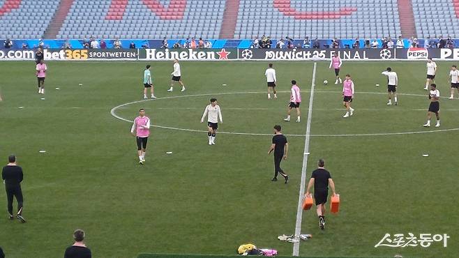 이강인을 비롯한 PSG 선수들이 31일(한국시간) 독일 뮌헨 알리안츠 아레나에서 진행된 UCL 파이널 공식훈련에서 패스 위주의 간단한 미니게임을 진행하고 있다. 뮌헨(독일)｜남장현 기자