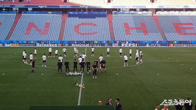 이강인을 비롯한 PSG 선수들이 31일(한국시간) 독일 뮌헨 알리안츠 아레나에서 진행된 UCL 파이널 공식훈련에서 볼 빼앗기를 하며 몸을 풀고 있다. 뮌헨(독일) ｜남장현 기자