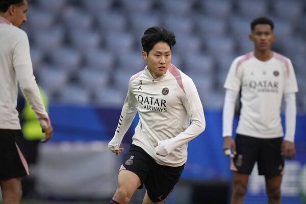 ▲ 파리 생제르맹 이강인이 인테르 밀란과의 챔피언스리그 결승을 하루 앞두고 마지막 훈련에 나섰다. ⓒ연합뉴스/AP