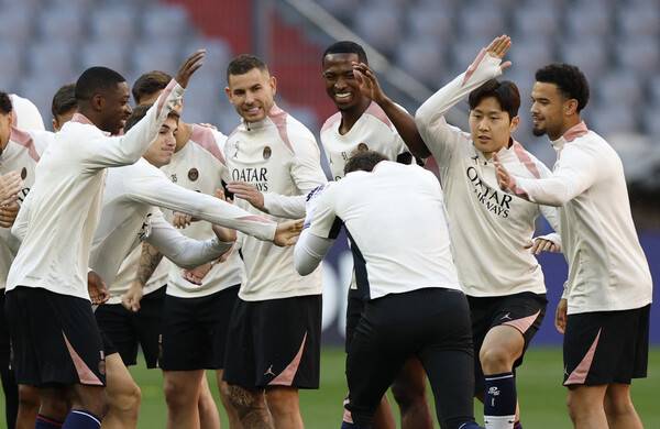 ▲ 이강인은 축구공을 깔고 앉아 파비안 루이스, 윌리안 파초 등과 대화를 나누는 등 여유 있는 모습도 보여줬다. ⓒ연합뉴스/REUTERS/AP