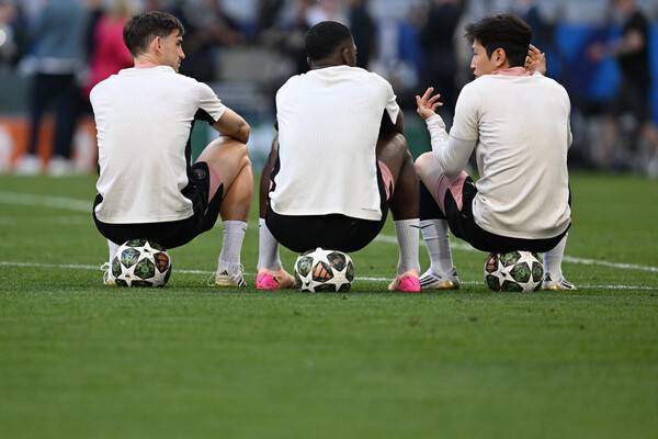 ▲ 이강인은 축구공을 깔고 앉아 파비안 루이스, 윌리안 파초 등과 대화를 나누는 등 여유 있는 모습도 보여줬다. ⓒ연합뉴스/REUTERS/AP