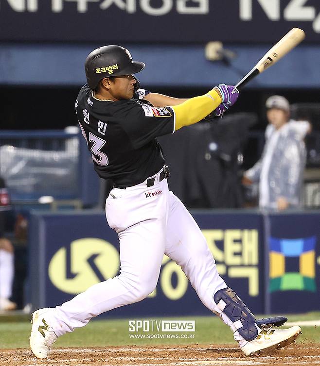 ▲ 안현민은 올 시즌 괴물 같은 성적을 내며 신인상은 물론 골든글러브를 노려볼 수 있는 위치에 이르렀다 ⓒ곽혜미 기자