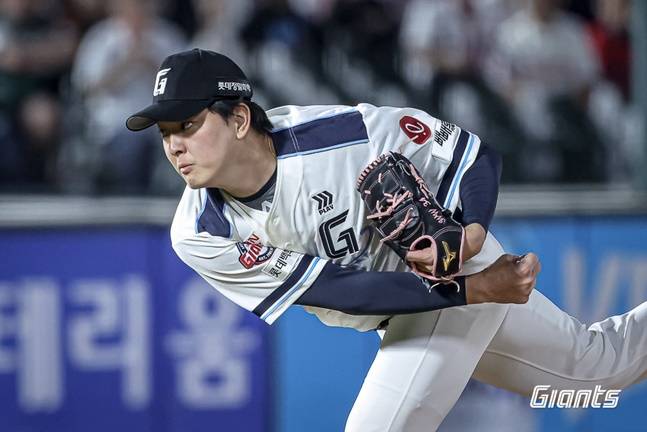 역투하는 김원중. /사진=롯데 자이언츠