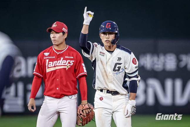 전민재(오른쪽)가 안타를 때려내고 세리머니를 하고 있다. /사진=롯데 자이언츠