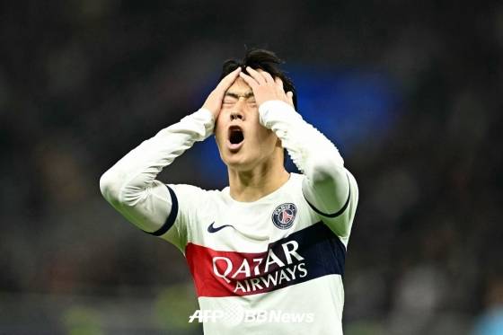 아쉬워하고 있는 파리 생제르맹(PSG) 이강인. /AFPBBNews=뉴스1